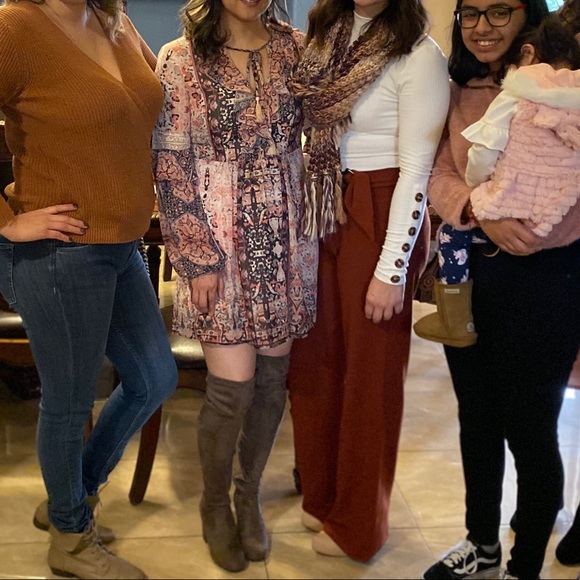 bebe Dresses & Skirts - Folkloric ruffle sleeve print bebe dress